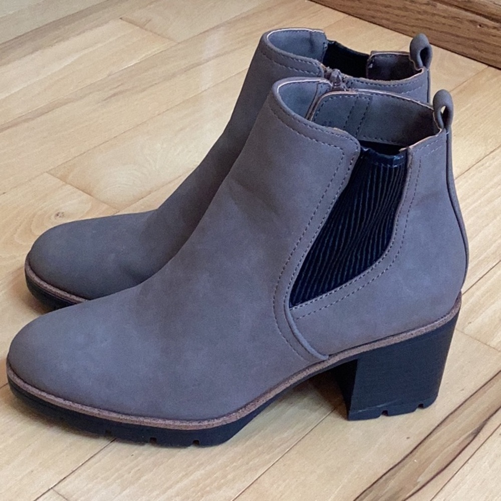 Naturalizer Madalyn Gore taupe heeled boots, booties. Women’s size 9.5
